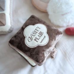 Puder z pędzlem zabawka węchowa LAMBWOLF