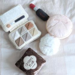 Puder z pędzlem zabawka węchowa LAMBWOLF