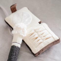 Puder z pędzlem zabawka węchowa LAMBWOLF