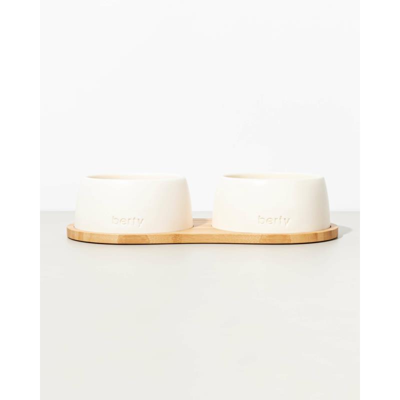 Zestaw małych ceramicznych misek na       bambusowej tacy BERTY