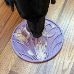 Mata do lizania z przyssawkami Tulipany   Tulip Design Emat Enrichment Licht Paars SODA PUP