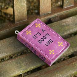 Mocna zabawka dla psa Książka Its a Dog   Life z filcu i zamszu GREEN & WILD`S